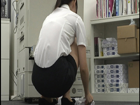 日常的オフィス 制服OLの透けブラとパンチラ　サンプル画像08